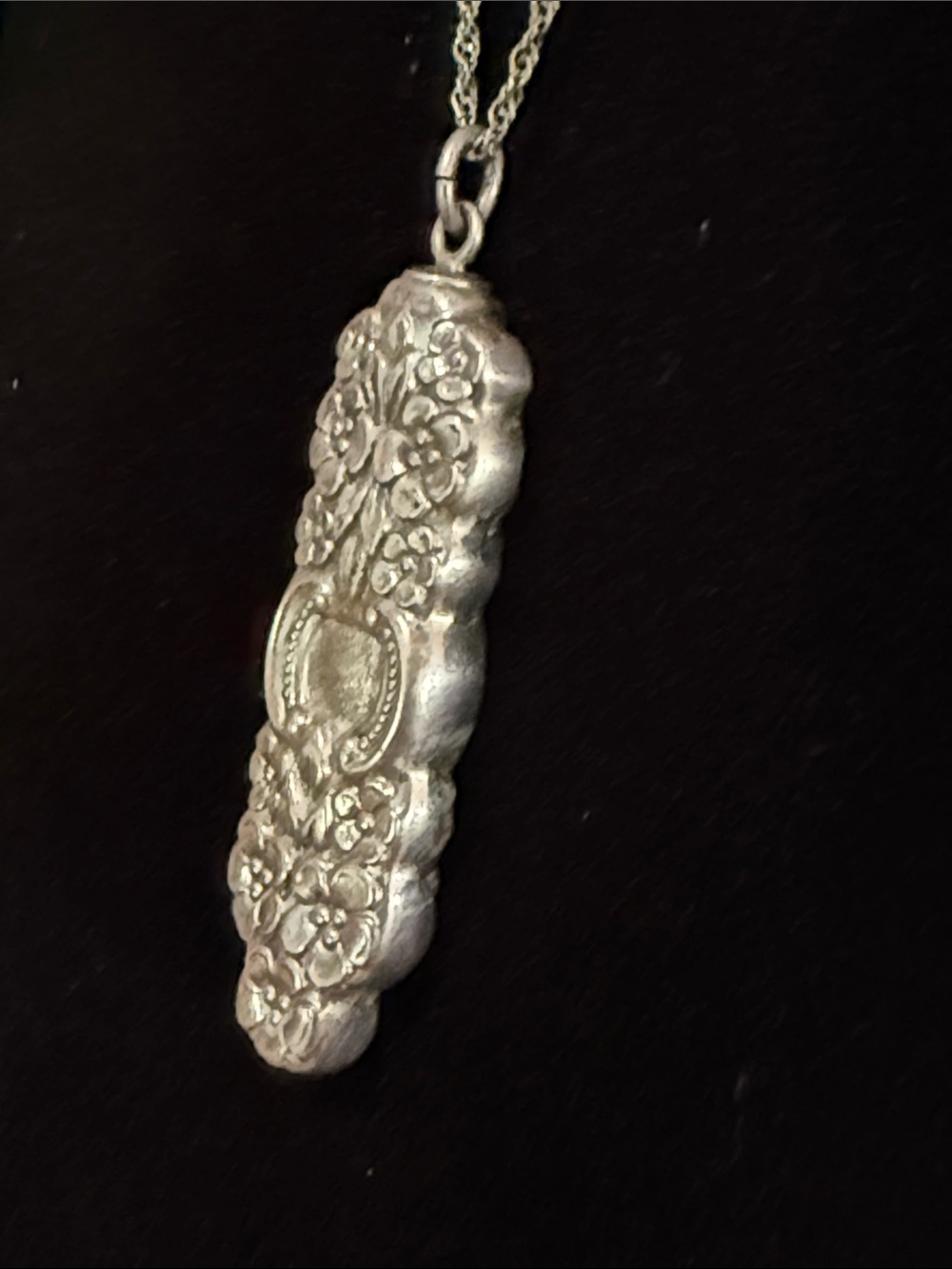 Vintage Sterling Silver floral bar pendant and chain - Picture 3 of 8